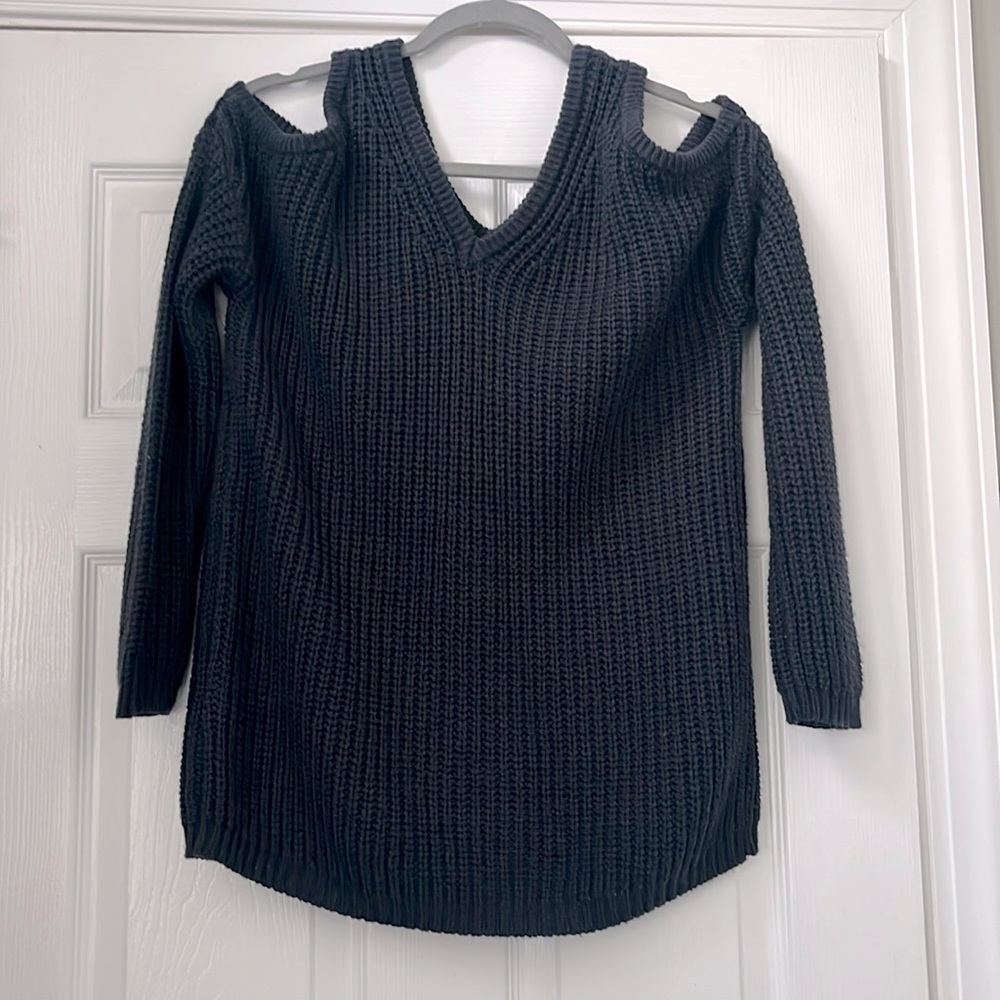 Cotton on chunky knit cold shoulder sweater
Size XS
Color- navy blue